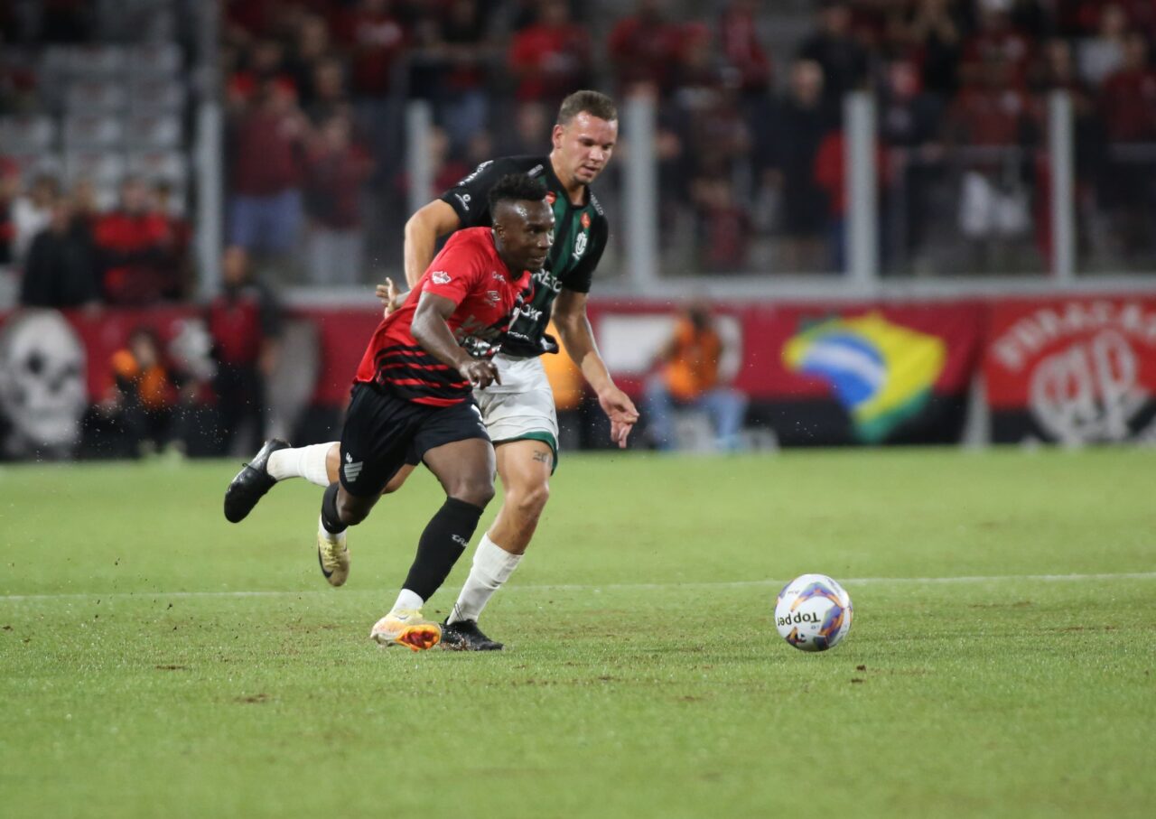 Kevin Velasco enfrenta Rodrigo em Athletico x Maringá, na Ligga Arena