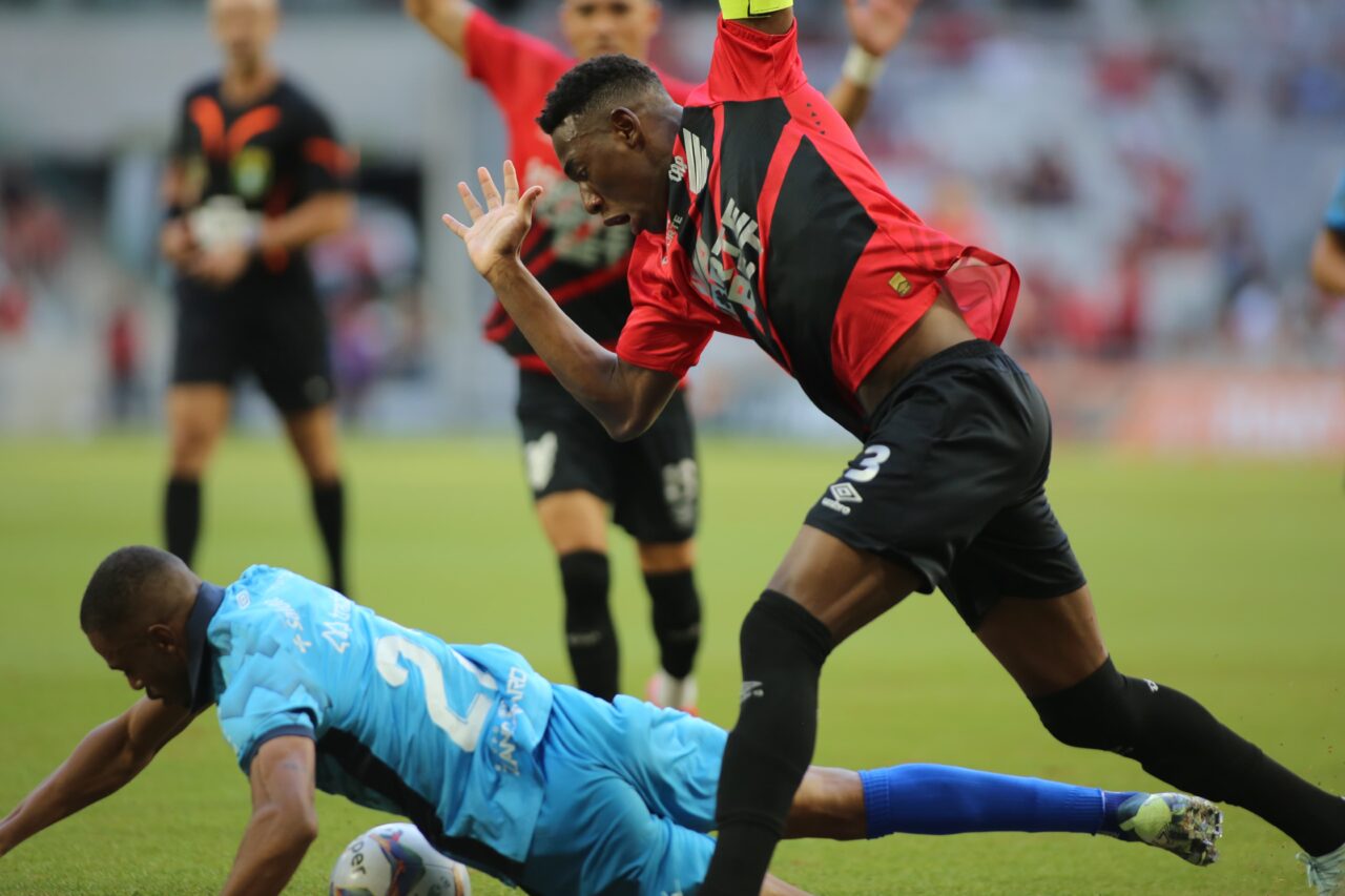Léo, do Athletico, enfrenta o Azuriz
