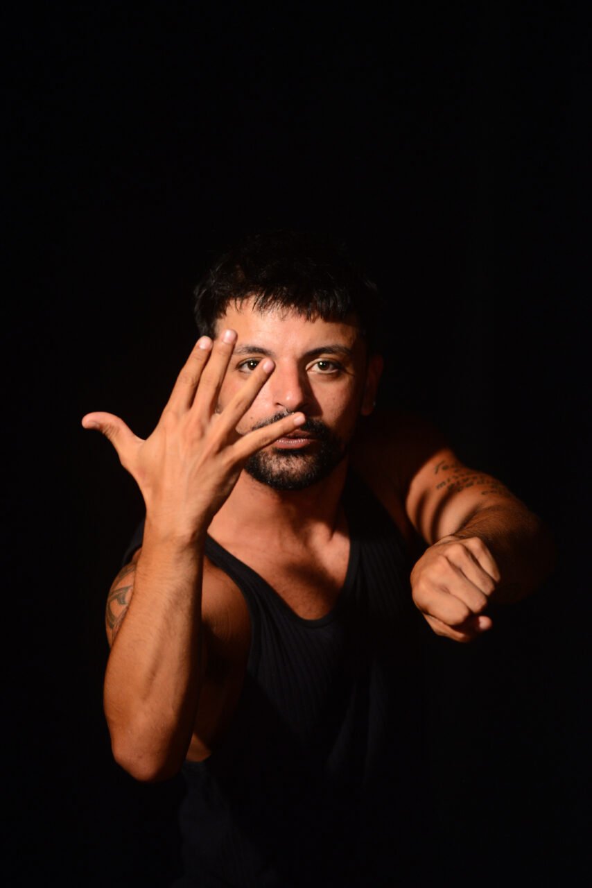 Ator e intérprete de Libras, Jonatas Medeiros