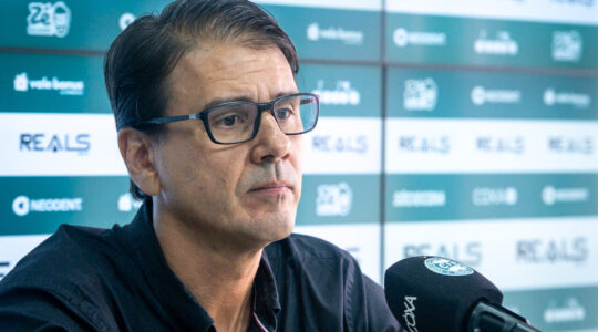 O executivo de futebol do Coritiba, Jorge Andrade, em entrevista coletiva
