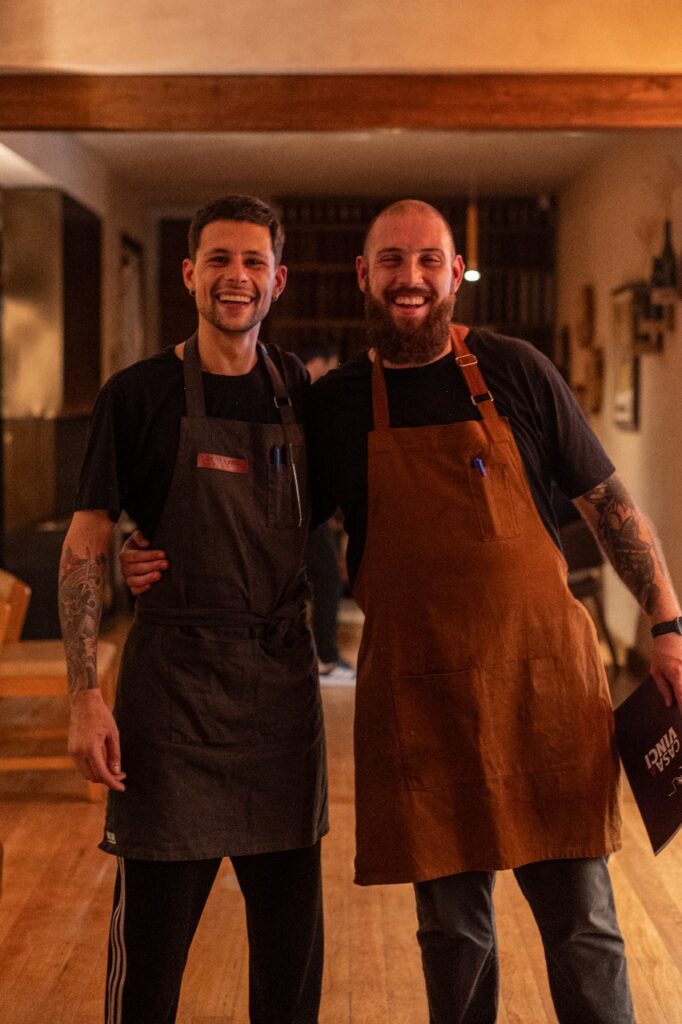 Os chefs João Pedro Vieira e Giovani Vivan trazem excelência para a cozinha da Casa Vinci – foto Guto Souza