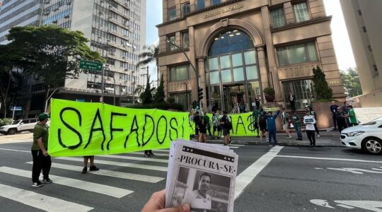 Torcida do Coritiba protesta contra a Treecorp na Faria Lima, em São Paulo