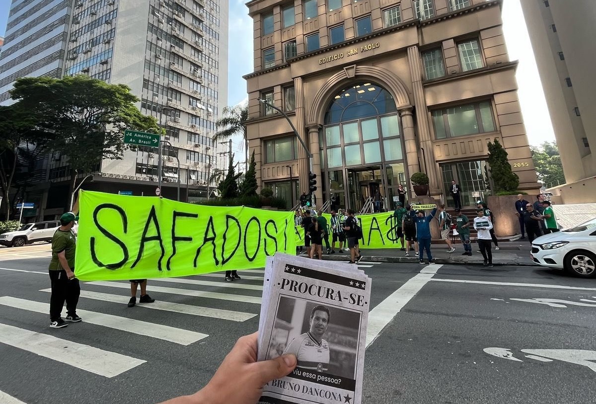 Torcida do Coritiba protesta contra a Treecorp na Faria Lima, em São Paulo