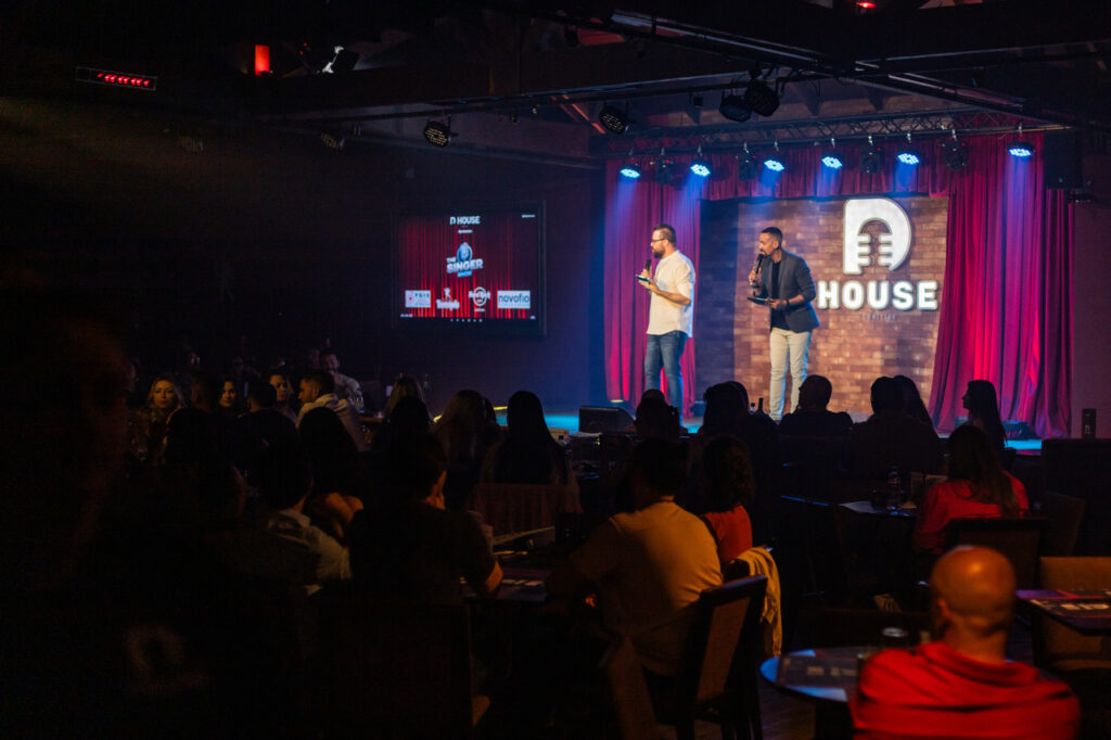 The Singer Show apresenta os participantes selecionados para a semifinal do maior concurso de cantores amadores de Curitiba – Cred Clara Lins