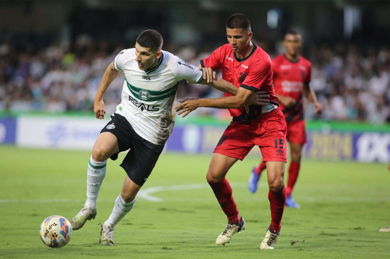 Matheus Bianqui, do Coritiba, enfrenta o Athletico, em 2024