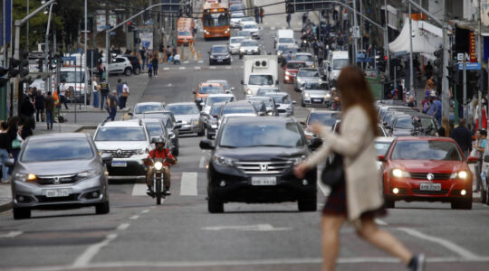 Trânsito – carros – ruas de curitiba com movimento intenso de carros – congestionamento nas ruas do centro de Curitiba – IPVA – licenciamento –