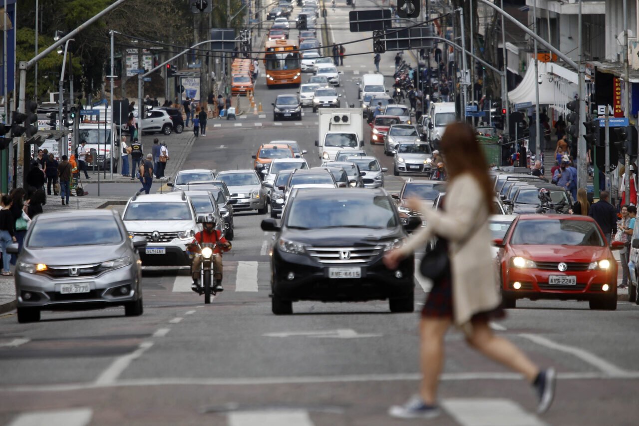 Trânsito – carros – ruas de curitiba com movimento intenso de carros – congestionamento nas ruas do centro de Curitiba – IPVA – licenciamento –