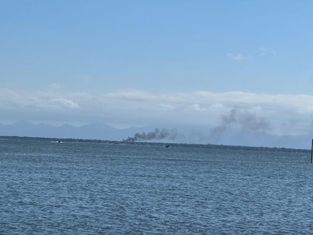 barco pega fogo no litoral