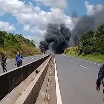 caminhao pega fogo