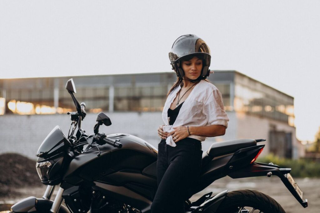 jovem-motociclista-feminina-sexy-em-bicicleta_1303-23217