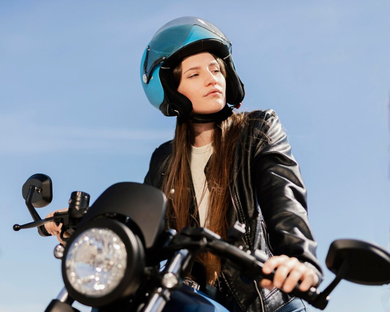 mulher-jovem-andando-de-moto_23-2148952725