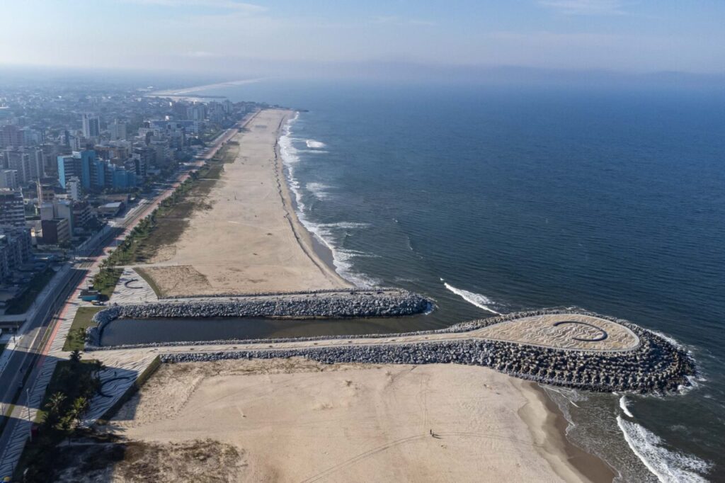 Matinhos, 23 de julho de 2024 – Espigão em Caiobá, no balneário de Matinhos.