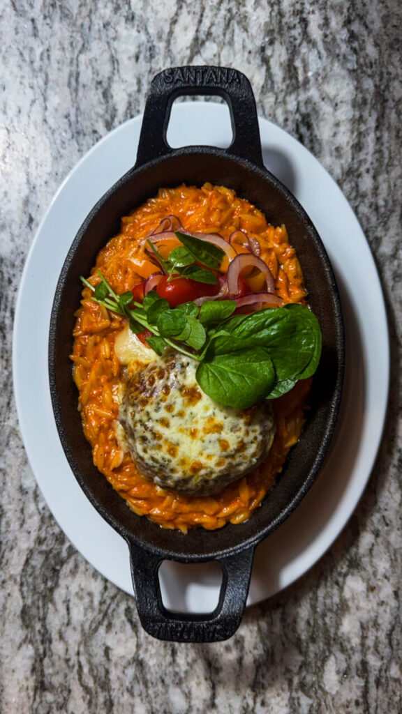 polpetone com mozzarella e risoni com tomates confitados