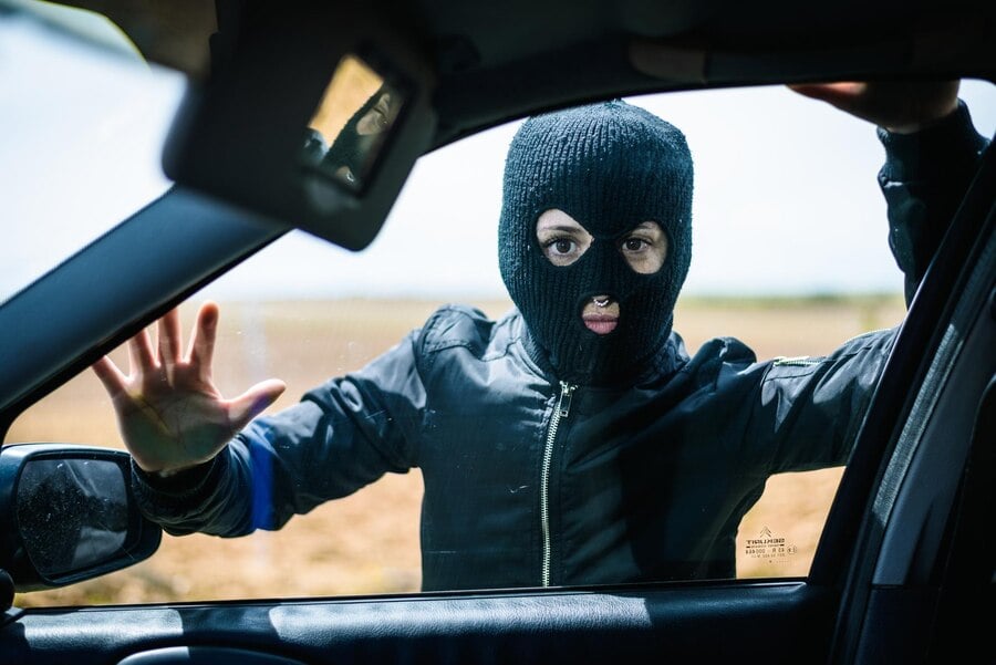 retrato-de-um-homem-usando-mascara-em-um-carro_1048944-18681449