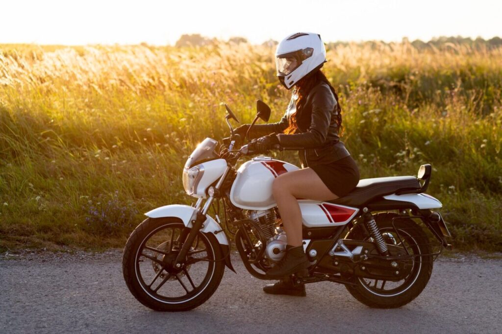 vista-lateral-de-mulher-andando-de-moto-com-capacete_23-2148685243