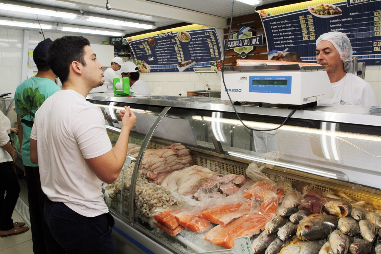 PEIXARIA COM MOVIMENTO NO MERCADO MUNICIPAL PEIXE FRESCO PEIXE GELO CONGELADO