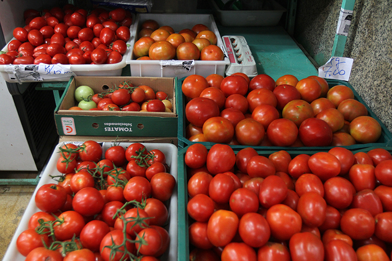 LEGUMES E VERDURAS NO MERCADO MUNICIPAL – BATATA – ALFACE – TOMATE – CENOURA –