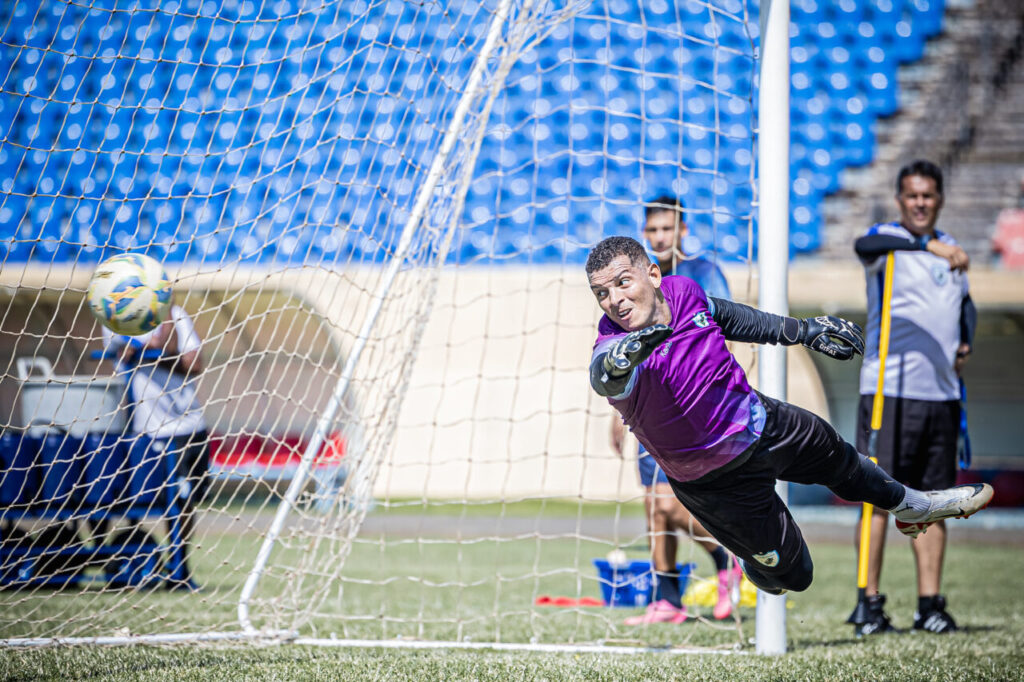 O goleiro Luiz Neto, em treino do Londrina