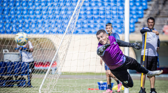 O goleiro Luiz Neto, em treino do Londrina