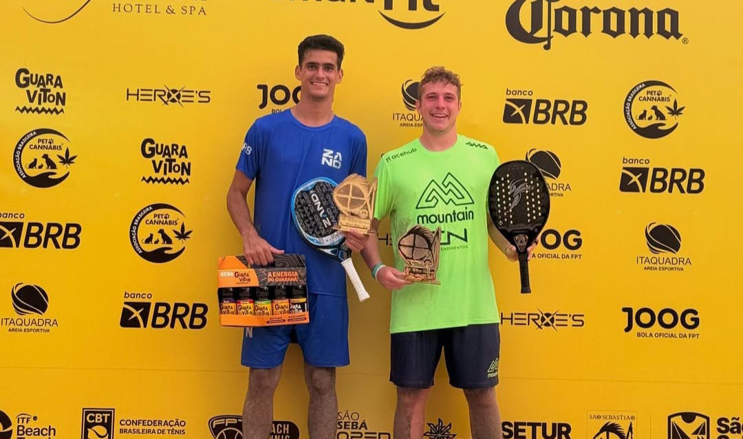 Giovanni Cariani de verde e Daniel Mola de azul