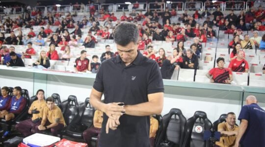 O técnico Mauricio Barbieri em Athletico x Criciúma