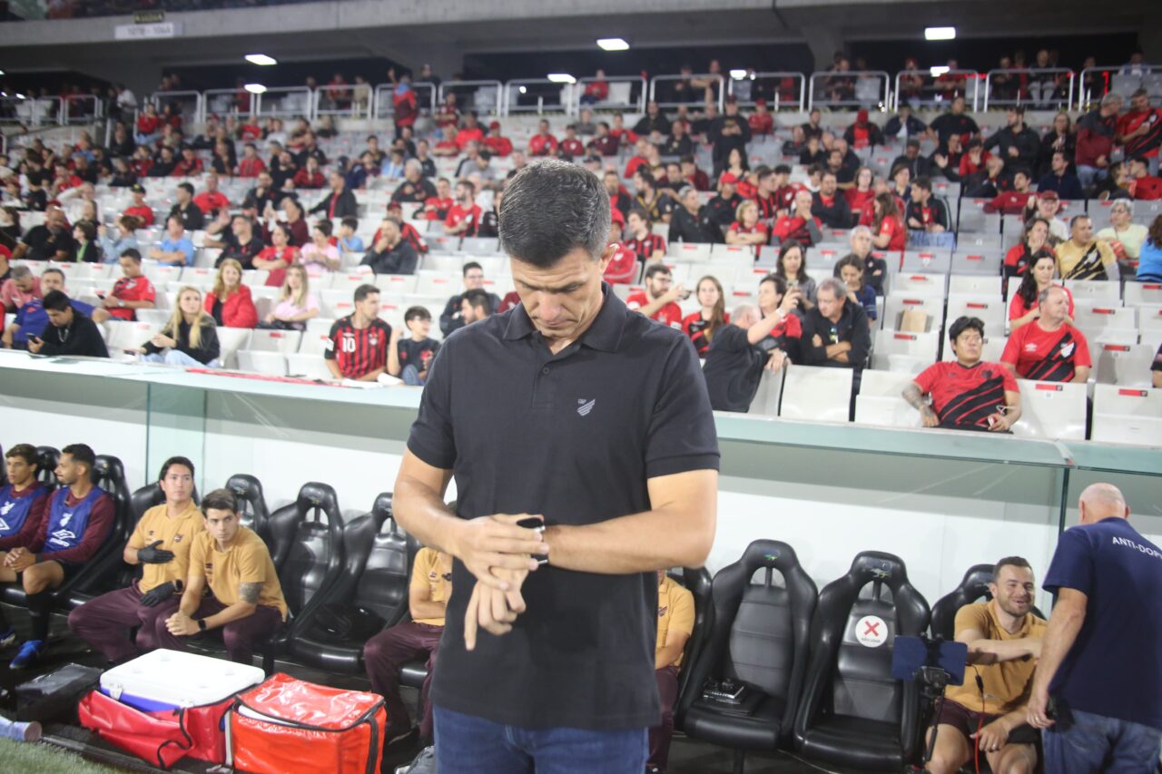 O técnico Mauricio Barbieri em Athletico x Criciúma