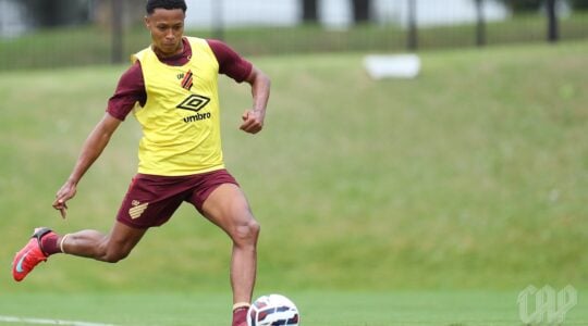 O ponta Isaac, em treino do Athletico