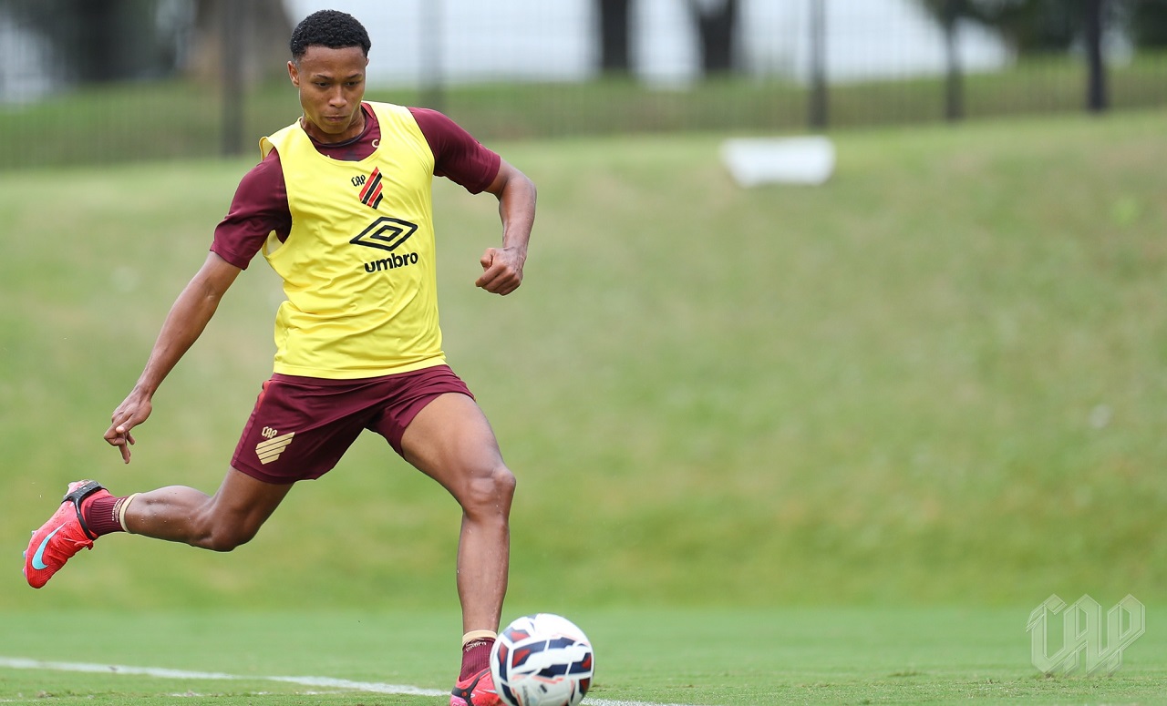 O ponta Isaac, em treino do Athletico