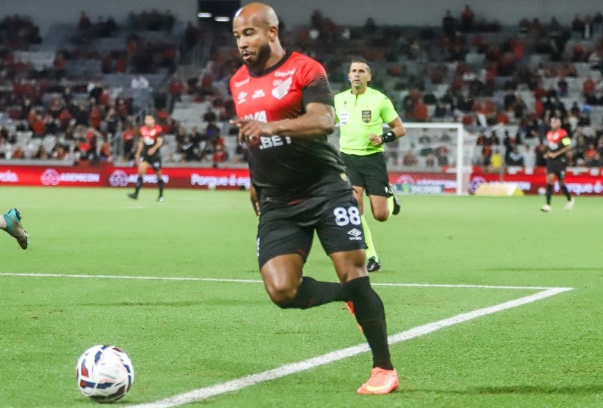 O meio-campista Patrick, do Athletico