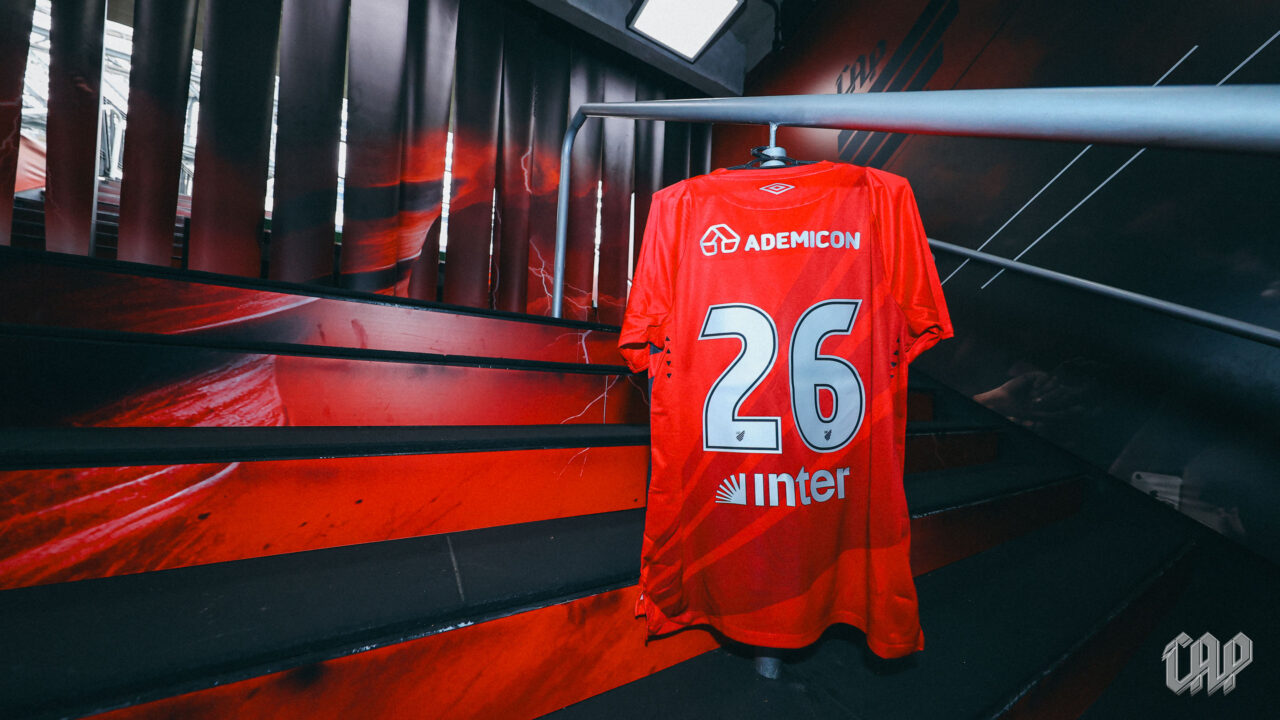 A camisa do Athletico com o patrocínio da Ademicon