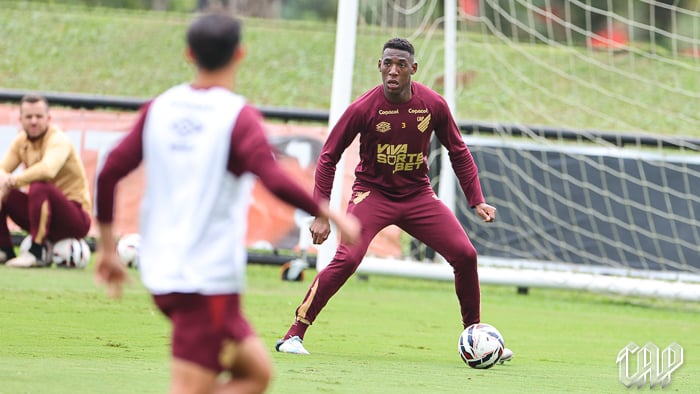O zagueiro Léo Pelé, em treino do Athletico Paranaense
