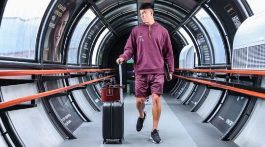 O lateral-esquerdo Esquivel, do Athletico Paranaense, embarca para Cuiabá