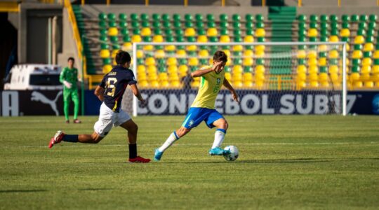 O meia Gustavo Gomes, do Athletico Paranaense, em jogo da seleção brasileira, contra o Equador