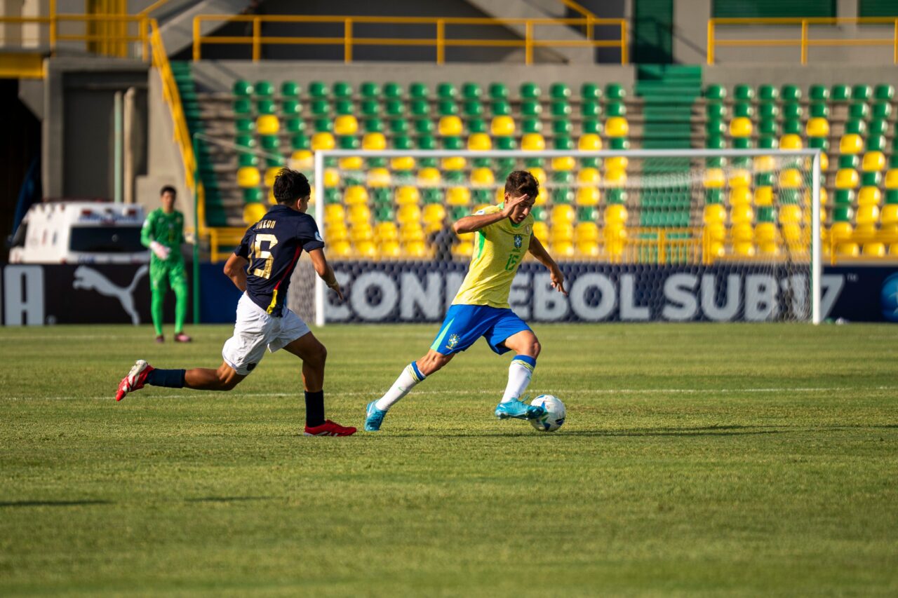 O meia Gustavo Gomes, do Athletico Paranaense, em jogo da seleção brasileira, contra o Equador