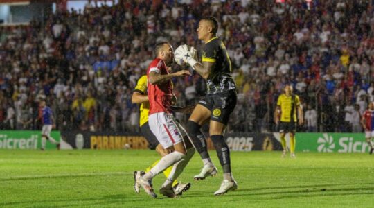 O goleiro Jean Carlos, do Cascavel, enfrenta o Paraná Clube