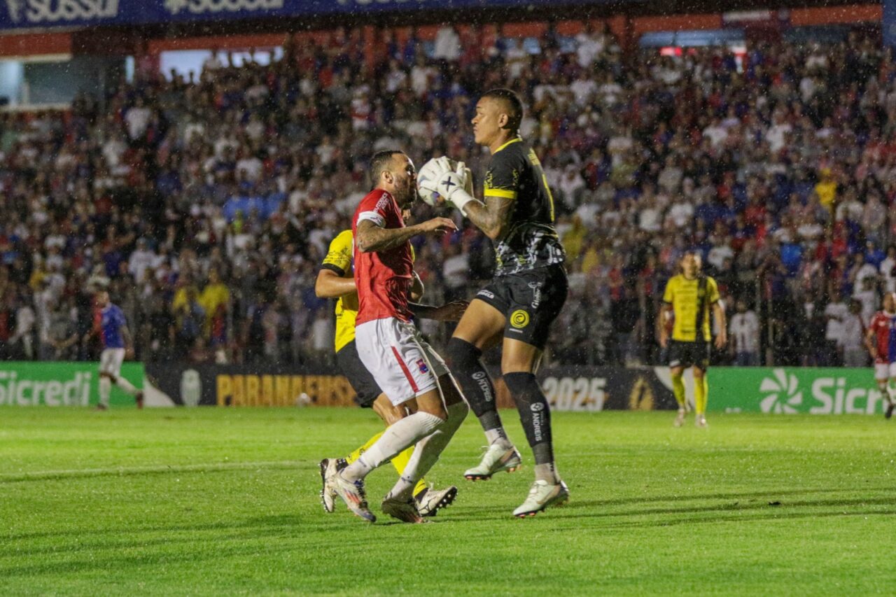 O goleiro Jean Carlos, do Cascavel, enfrenta o Paraná Clube