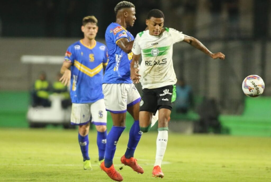 O atacante Caio Matheus, do Coritiba, contra o São Joseense