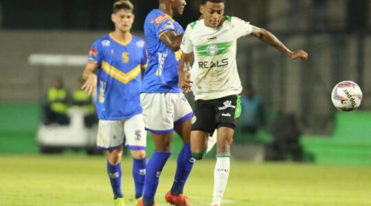 O atacante Caio Matheus, do Coritiba, contra o São Joseense