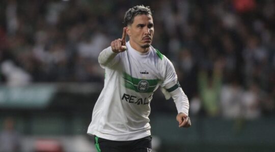 O meia português Josué, do Coritiba