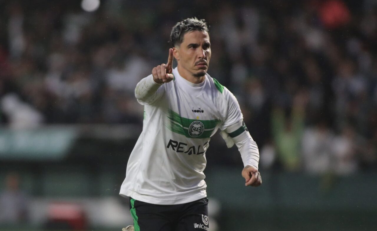 O meia português Josué, do Coritiba