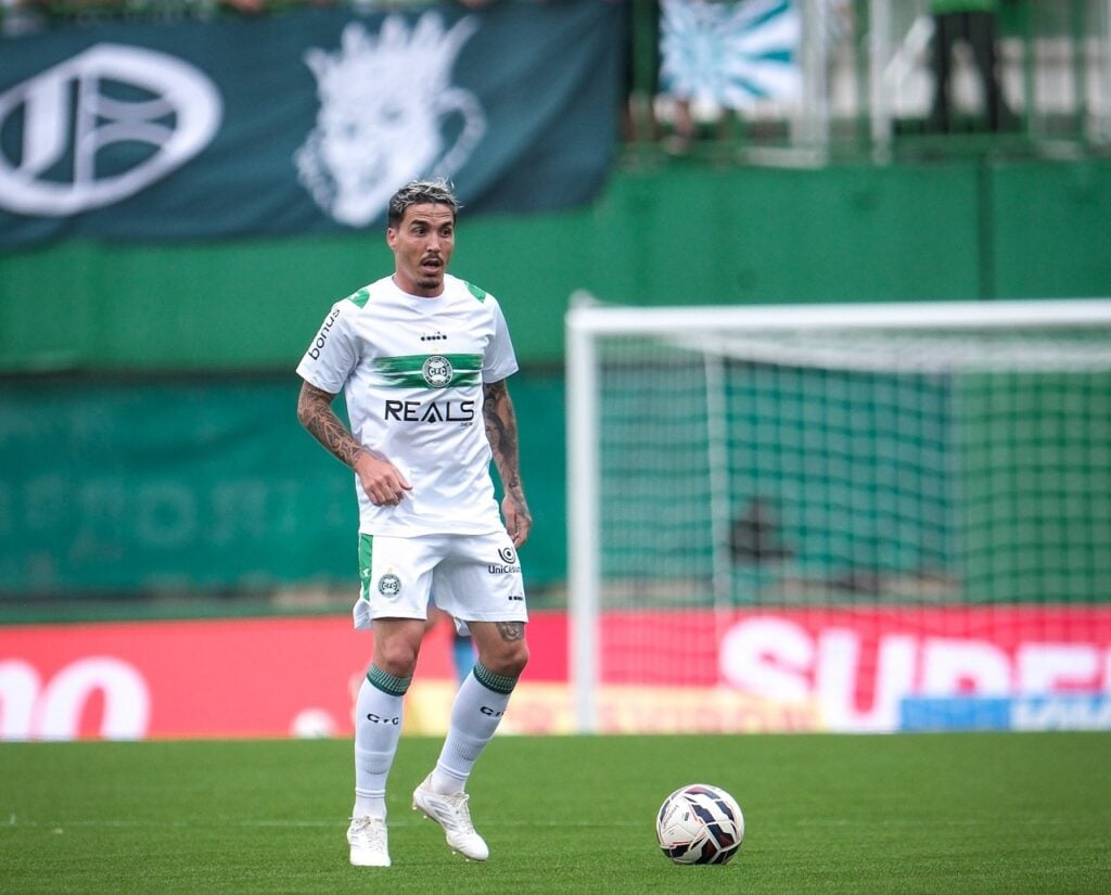 O meia Josué, do Coritiba, contra a Chapecoense