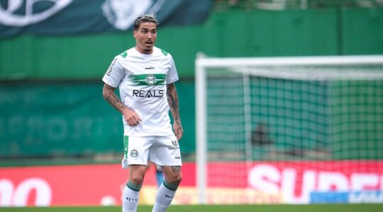 O meia Josué, do Coritiba, contra a Chapecoense