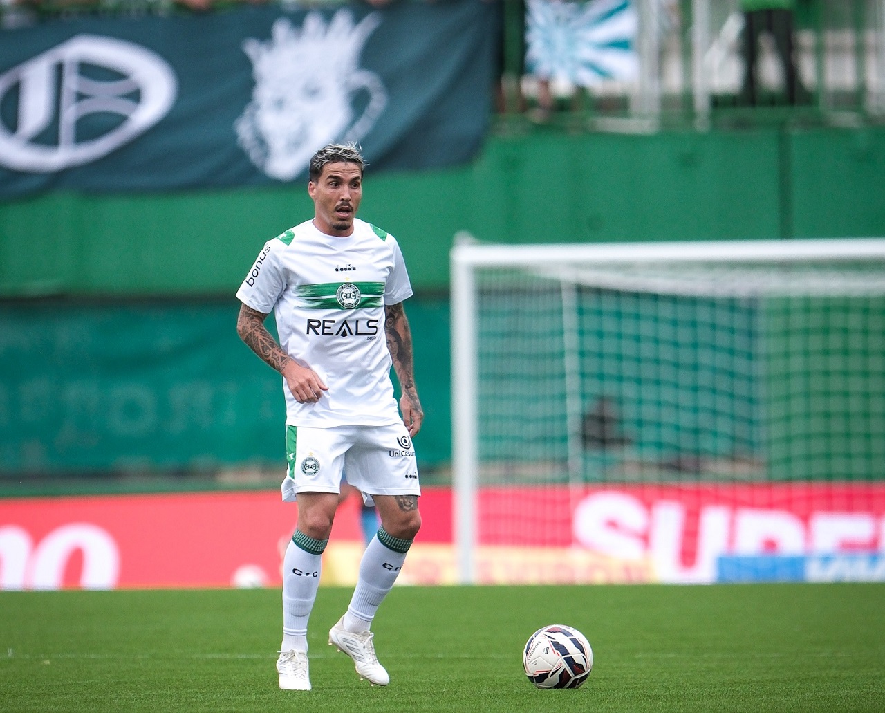 O meia Josué, do Coritiba, contra a Chapecoense