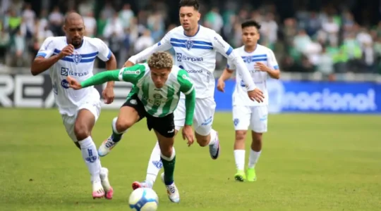O volante Leandro Vilela (ao centro), do Paysandu, disputa lance com Figueiredo, do Coritiba