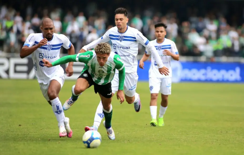 O volante Leandro Vilela (ao centro), do Paysandu, disputa lance com Figueiredo, do Coritiba