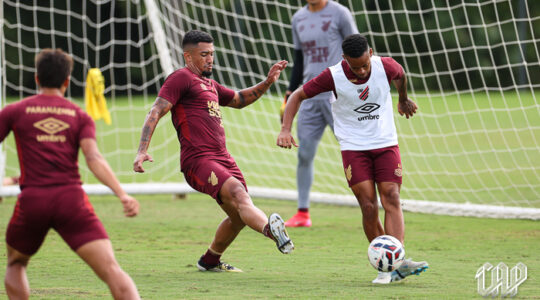 Renan Peixoto (à esquerda) em treino do Athletico