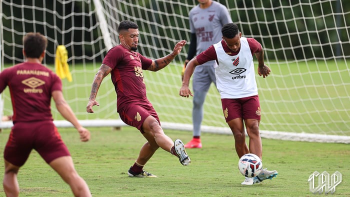 Renan Peixoto (à esquerda) em treino do Athletico