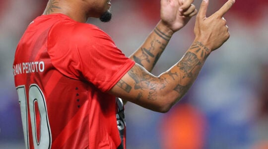 O centroavante Renan Peixoto comemora gol do Athletico contra o Paysandu