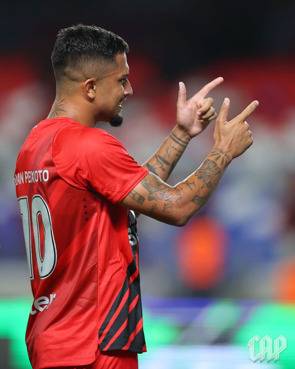 O centroavante Renan Peixoto comemora gol do Athletico contra o Paysandu