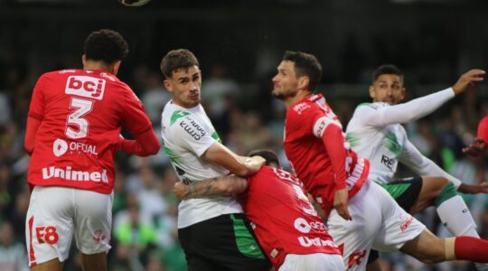 O zagueiro Guiherme Aquino em Coritiba x Vila Nova